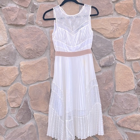 BCBG Dresses & Skirts - BCBG white dress with lace detail size 0